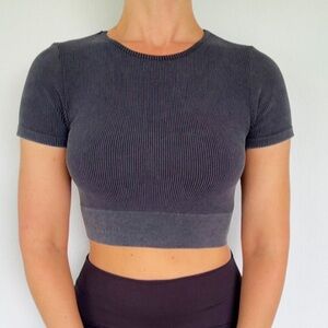 One Step Up dark gray ribbed stretch short sleeve crop top size small/medium